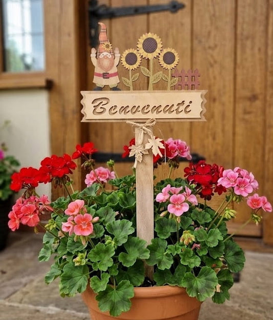 Cartello Benvenuti Autunnale in Legno con Gnomo e Girasoli – 21x62 cm - Punto Casa