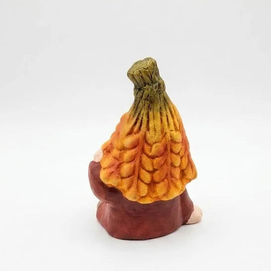 Gnomo di Ceramica Autunnale Seduto con Cappello a Spiga – H 12 cm