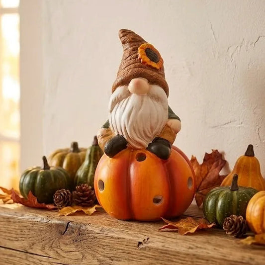 Gnomo di Ceramica con Luce Autunnale su Zucca – 9,7x9,7x16 cm