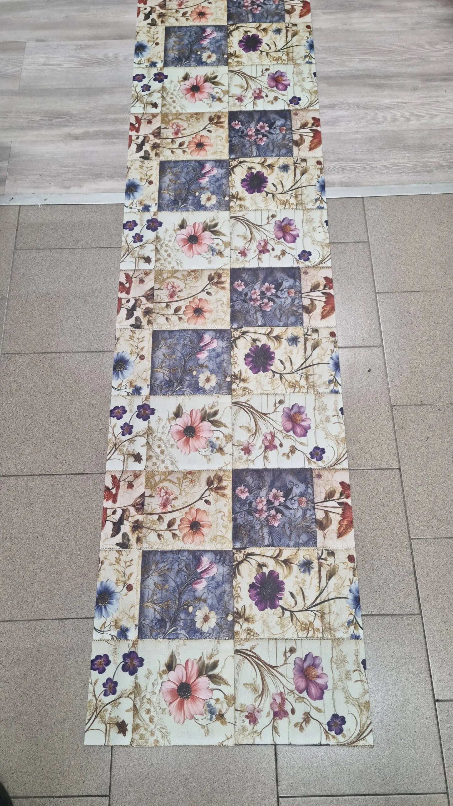 Dettaglio fantasia patchwork floreale con fiori viola rosa e blu, tappeto PVC antiscivolo