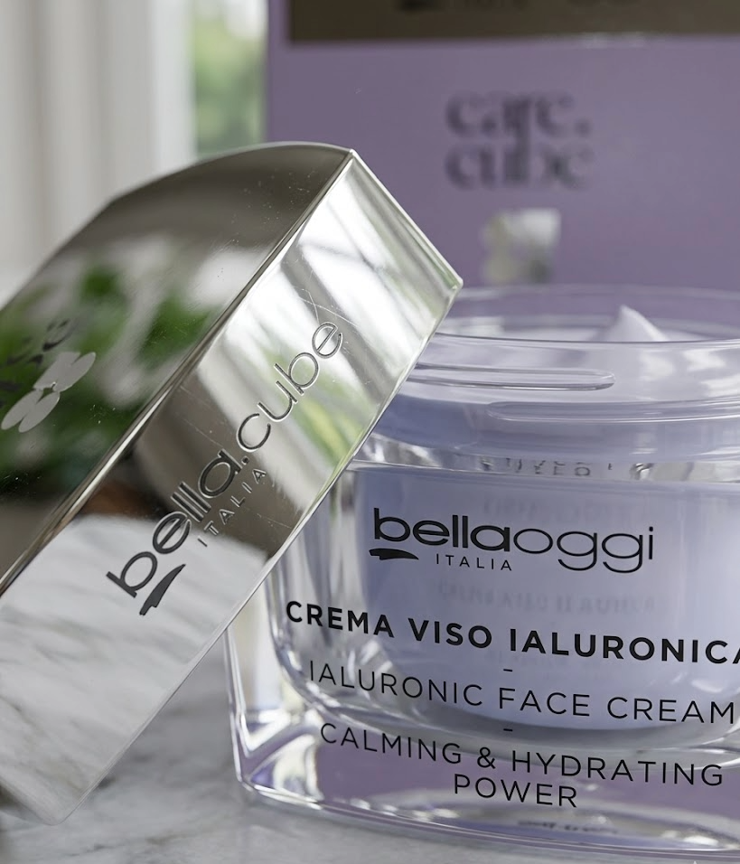 Crema viso ialuronica Bella Oggi Italia, idratante e calmante, con packaging elegante e coperchio specchiato