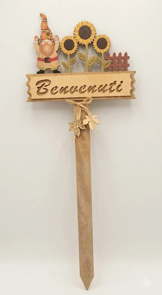 Cartello Benvenuti Autunnale in Legno con Gnomo e Girasoli – 21x62 cm - Punto Casa