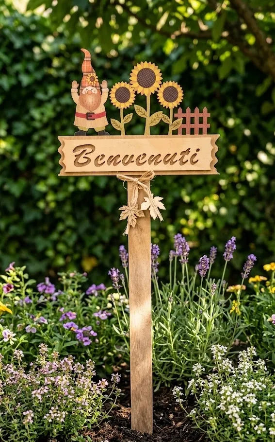 Cartello Benvenuti Autunnale in Legno con Gnomo e Girasoli – 21x62 cm - Punto Casa