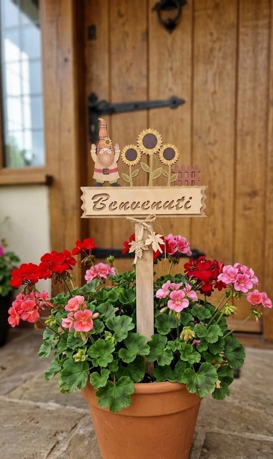 Cartello Benvenuti Autunnale in Legno con Gnomo e Girasoli – 21x62 cm - Punto Casa