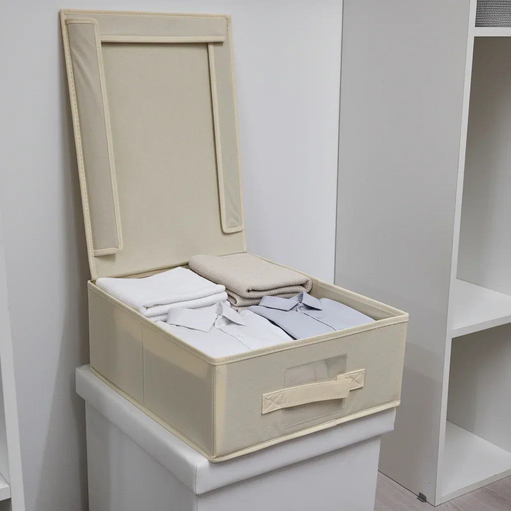 Contenitore beige con coperchio a cerniera aperto