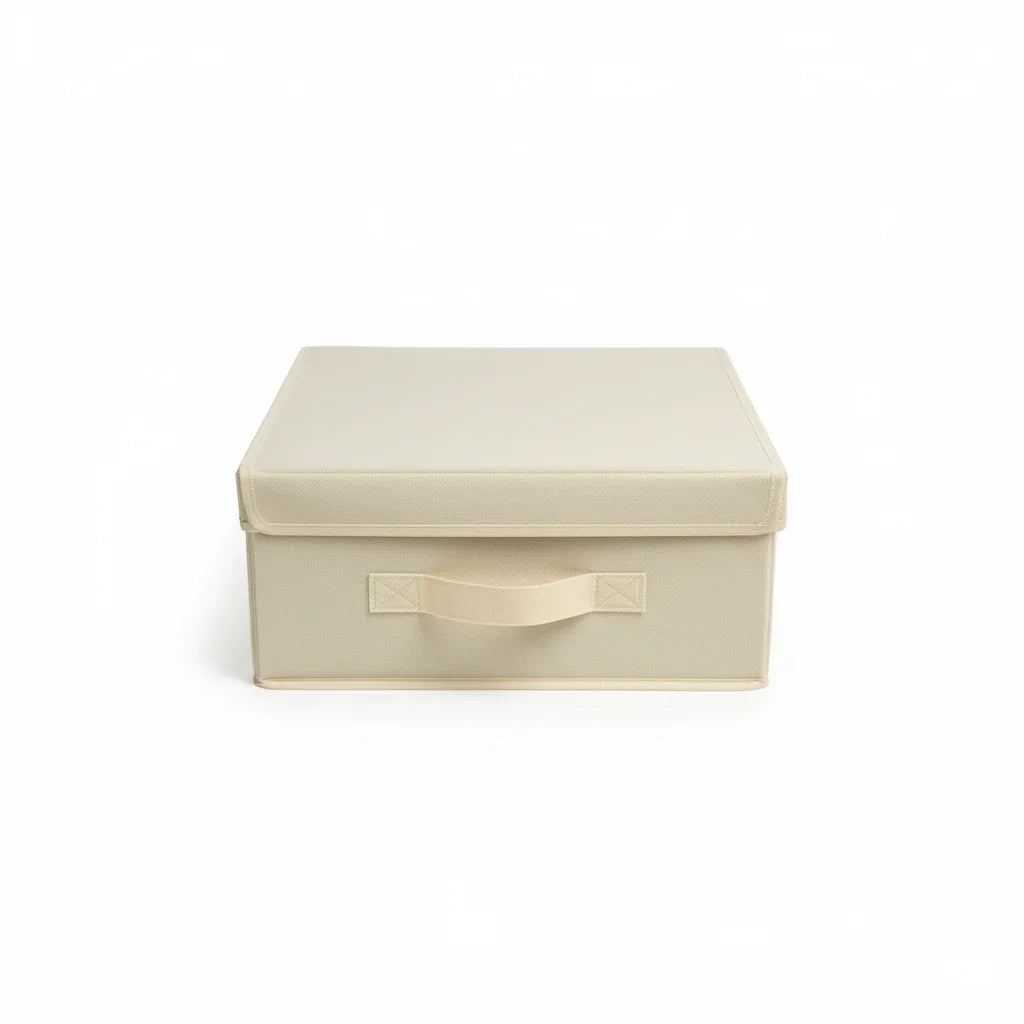 Contenitore beige sfondo bianco