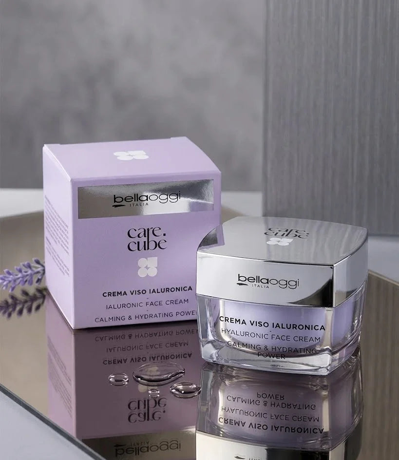 Crema viso ialuronica Bellaoggi Italia, idratante e calmante, con packaging lilla e vetro riflettente
