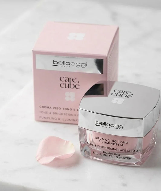 Crema viso tono e luminosità Bellaoggi Care.Cube, confezione rosa e petalo, su marmo