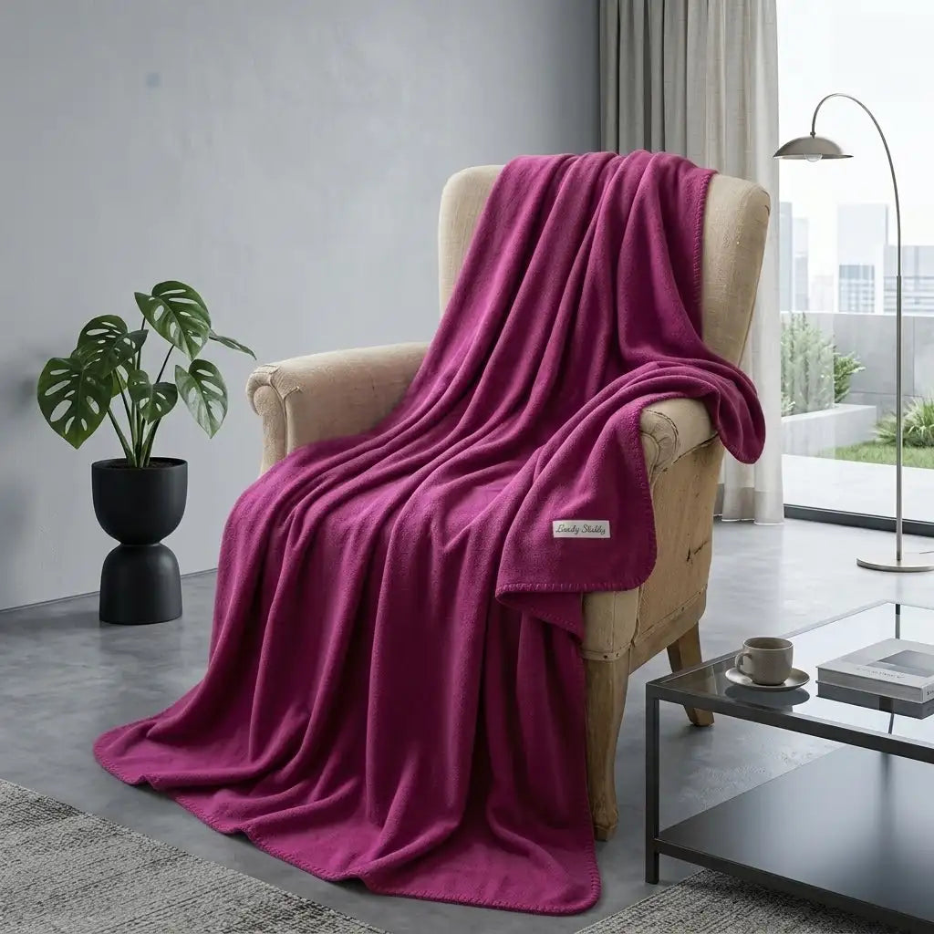 coperta color vinaccia aperta su poltrona 