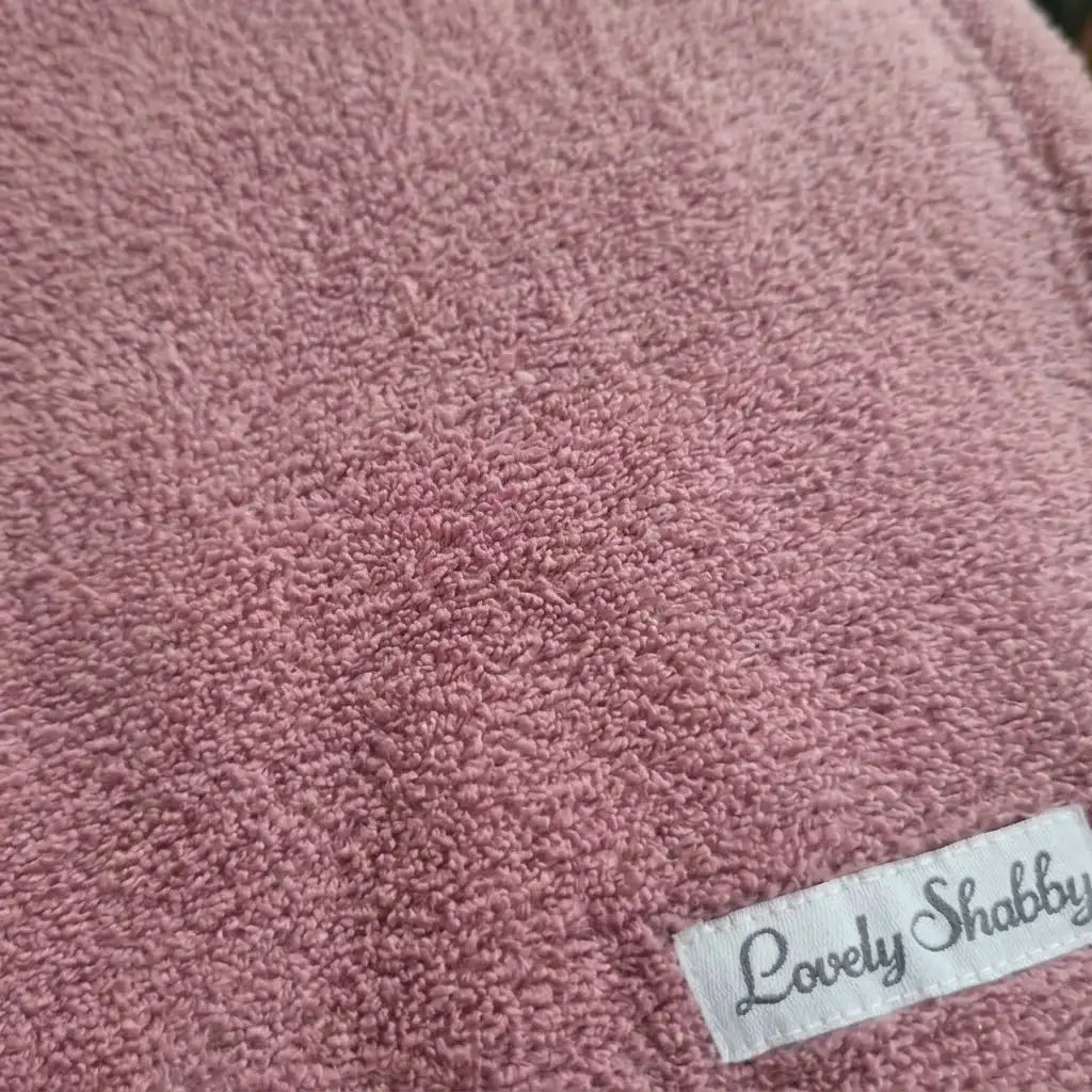 primo piano su coperta matrimoniale rosa 