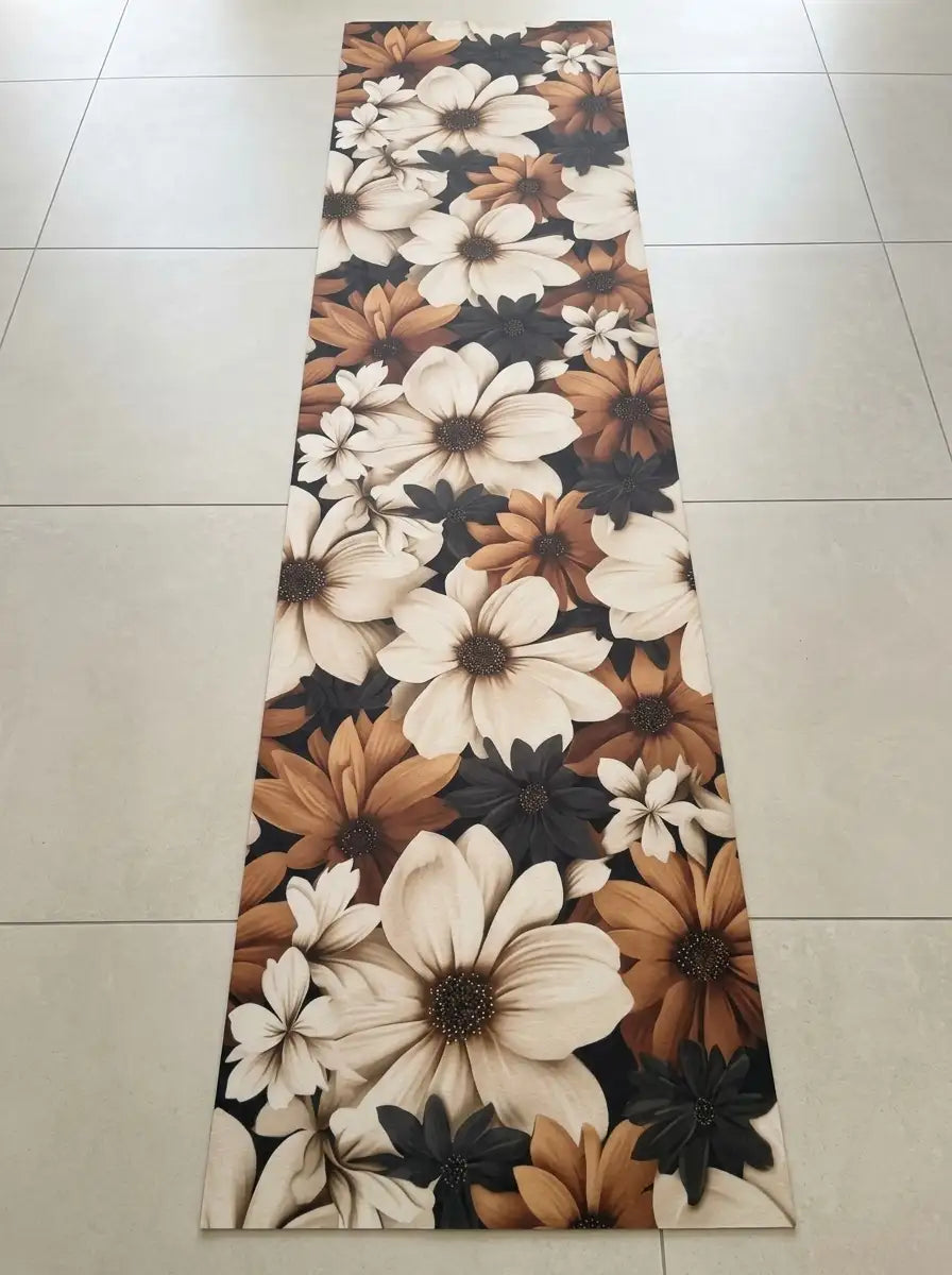 Dettaglio del tappeto lavabile con grandi fiori bianchi e terracotta su fondo scuro