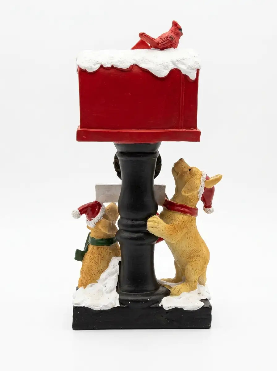 Dettaglio del calendario con statuette di cani in resina