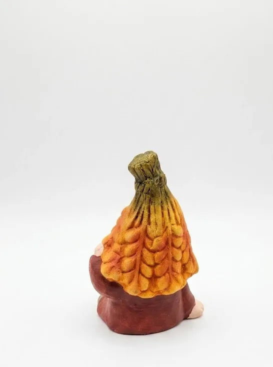 Gnomo di Ceramica Autunnale Seduto con Cappello a Spiga – H 12 cm