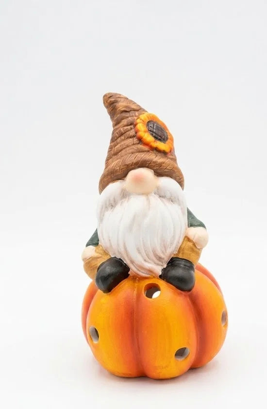 Gnomo di Ceramica con Luce Autunnale su Zucca – 9,7x9,7x16 cm