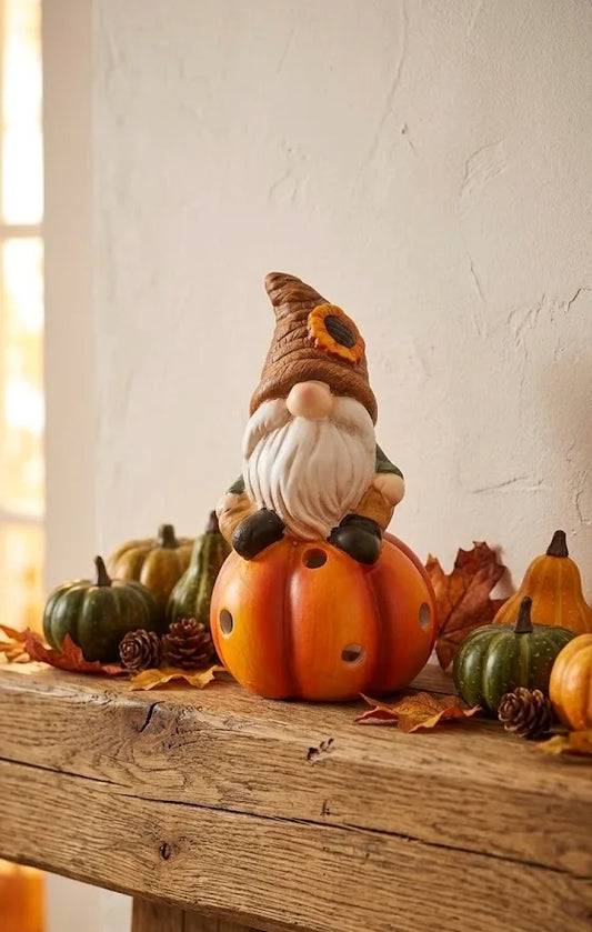 Gnomo di Ceramica con Luce Autunnale su Zucca – 9,7x9,7x16 cm