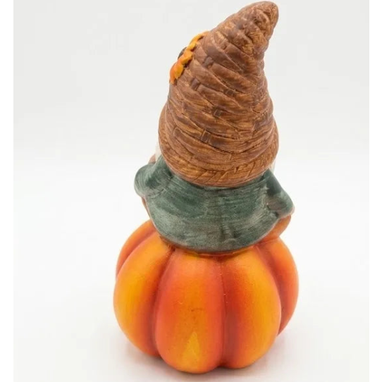 Gnomo di Ceramica con Luce Autunnale su Zucca
