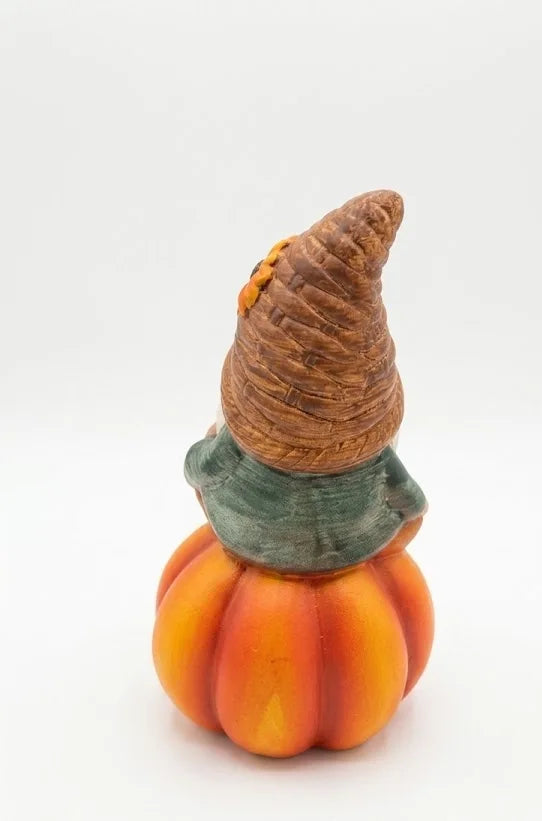 Gnomo di Ceramica con Luce Autunnale su Zucca – 9,7x9,7x16 cm