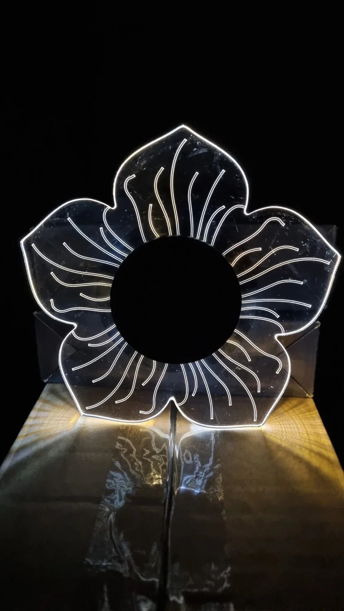 Lampada Solare da Giardino Fiore Grande con Petali Trasparenti LED - Punto Casa