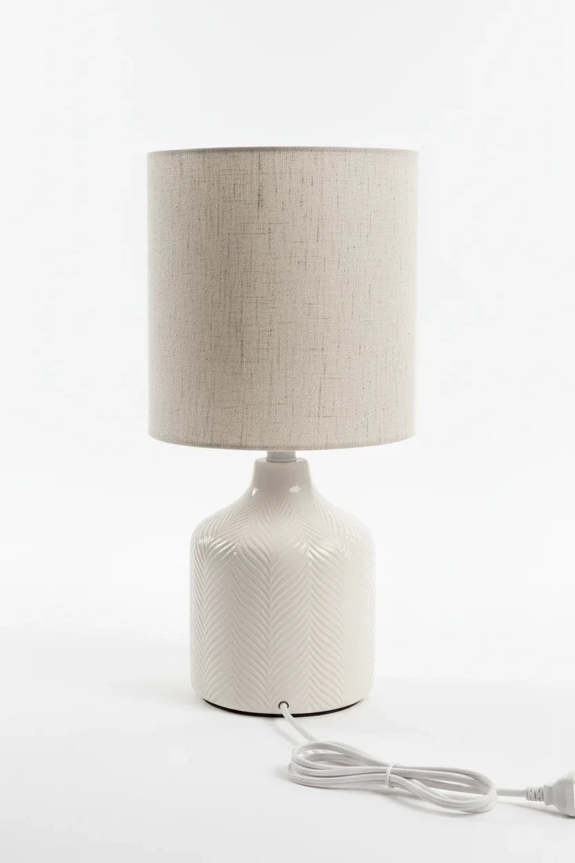 Lampada su sfondo bianco con cavo
