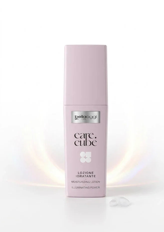 Lozione idratante Care Cube Bellaoggi con potere illuminante, prodotto skincare elegante e minimalista