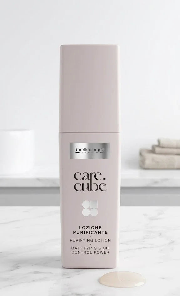 Lozione purificante Care Cube Bella Oggi per controllo oleosità, su marmo bianco