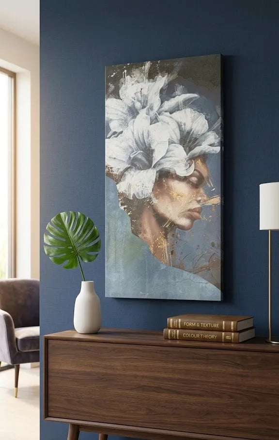 Quadro moderno viso di donna con fiori bianchi - 100x50 cm contestualizzato in sala 