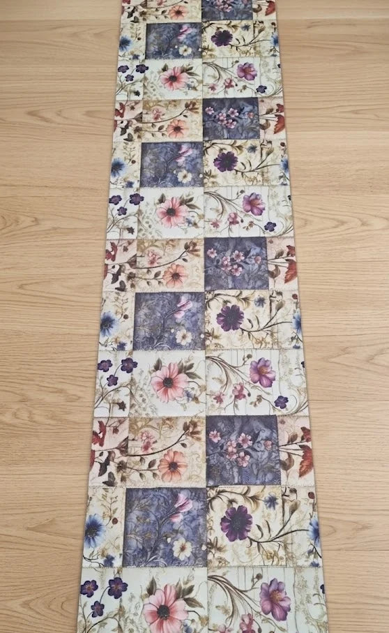 Tappeto patchwork floreale viola e rosa in PVC al taglio, fantasia fiori su fondo beige