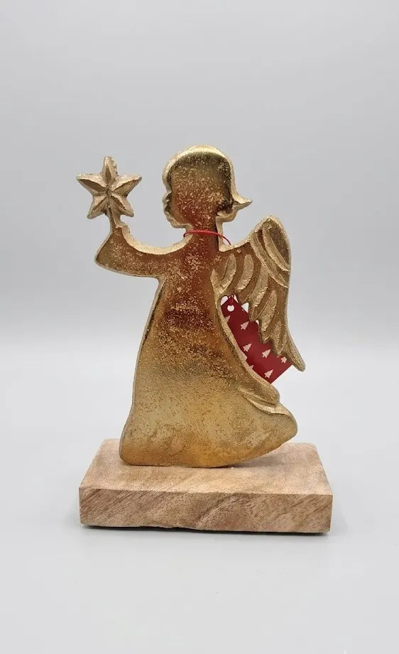 Angelo in Alluminio Oro 16 cm con Base in Legno – Statuina Natalizia Elegante
