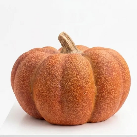 Dettaglio della zucca in ceramica con texture rustica e gambo decorativo