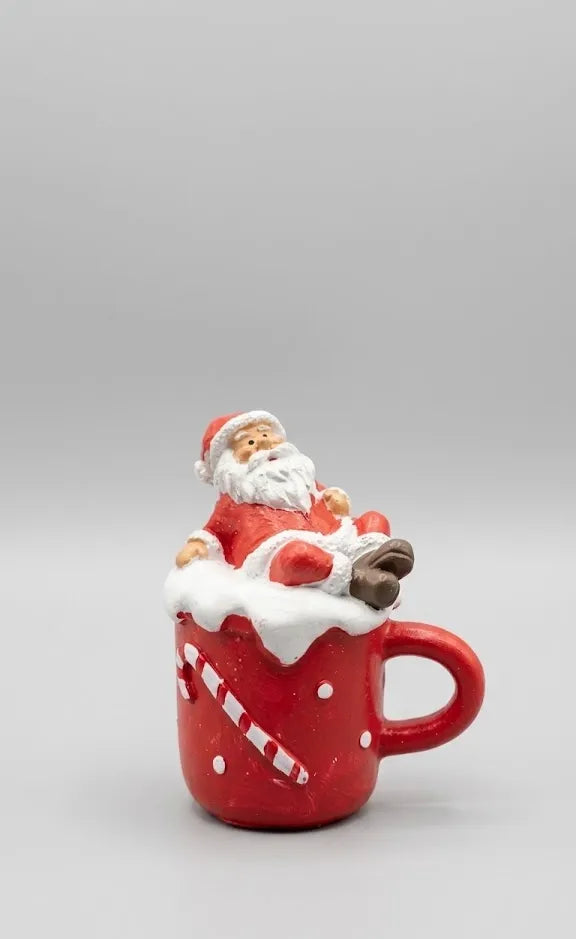 Babbo Natale nella Tazza – Statuina Natalizia in Resina