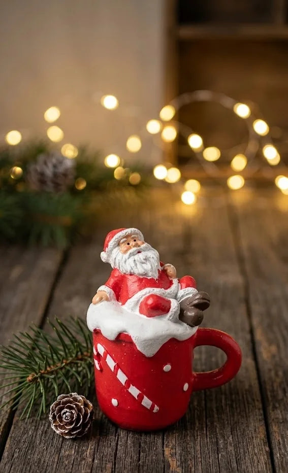 Babbo Natale nella Tazza – Statuina Natalizia in Resina