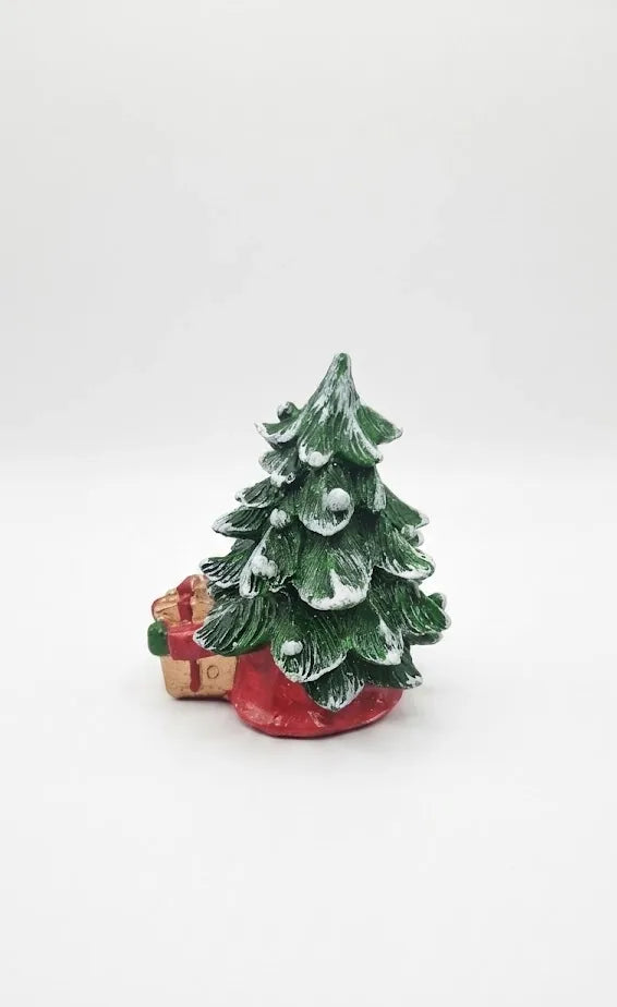 Gnomo Natalizio con Albero di Natale – Statuina in Resina