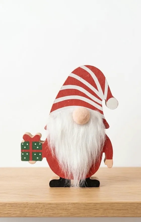 Gnomo di Natale in legno con cappello a righe rosse e bianche, barba bianca e pacchetto regalo verde