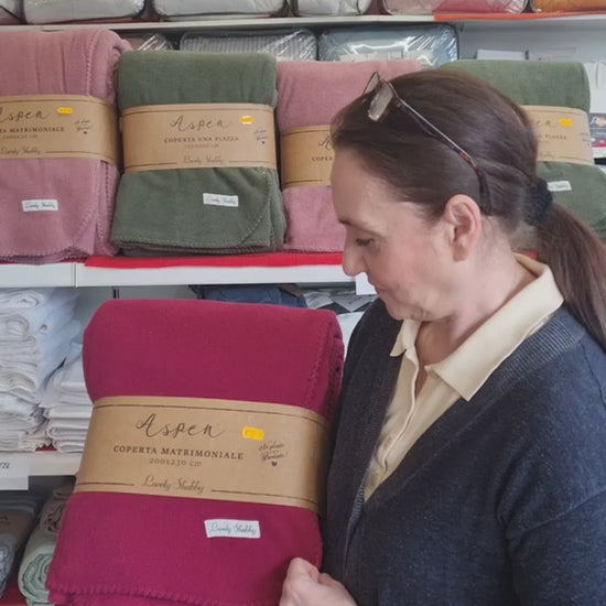 video presentazione coperta color vinaccia 