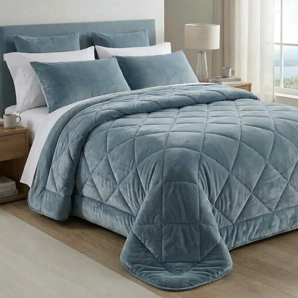 Trapunta matrimoniale Punto Casa color denim con lavorazione trapuntata a quadri, tessuto super soffice e avvolgente